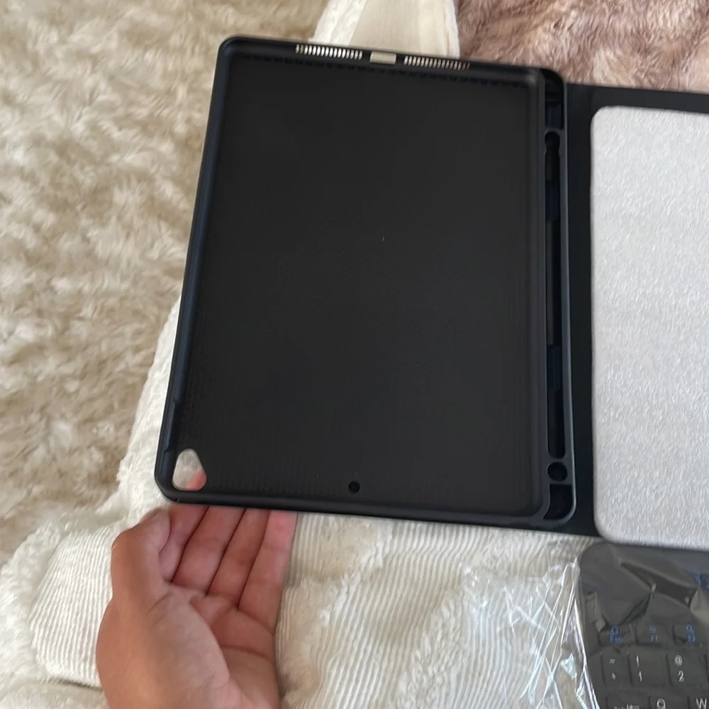 NWT Apple IPad cover case and keyboard